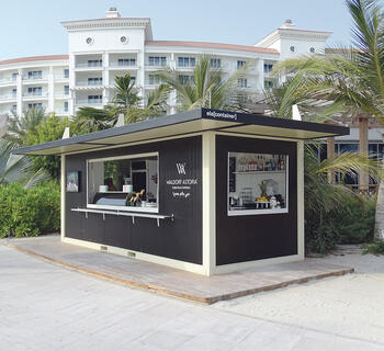 Kiosk med udhængende tag og salgslem