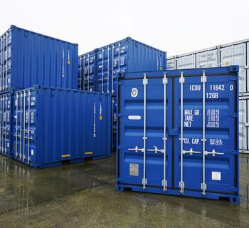 Flere blå lagercontainere