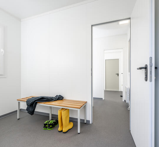 Omklædning i en sort/hvid container fra ELA Container