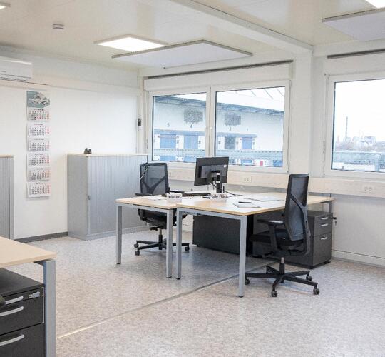 Kontormodul med skrivebord og stole