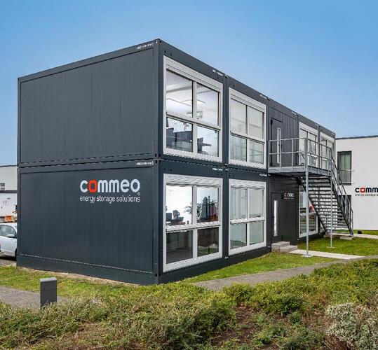 Antracitgråt modulanlæg med logo på siden