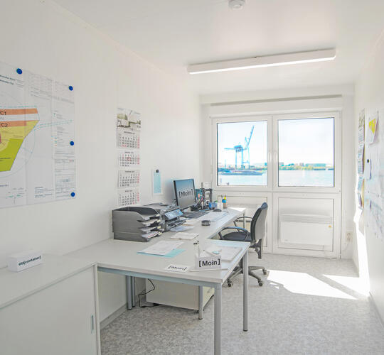 Lyst kontor i en moderne skurvogn til byggeplads