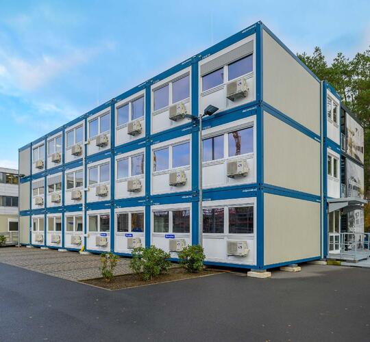 Lysegråt modulanlæg med blå ramme