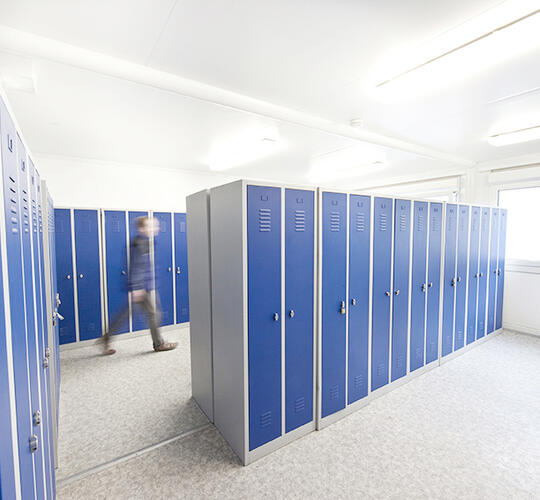 Omklædningsskure med blåt klædeskab