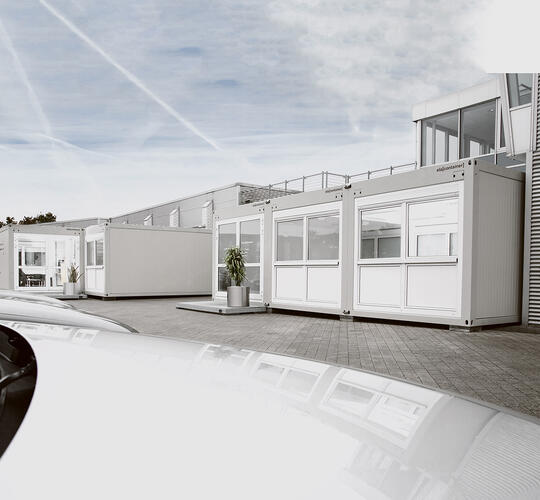 Garagehaller med indgang og kontor