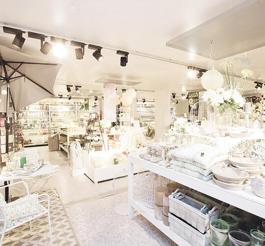 Indrettede lyse lokaler med dekoration