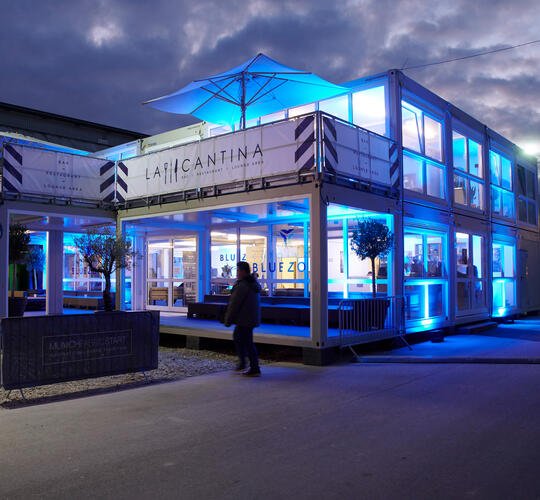 Butikslokale i to etager med tagterrasse