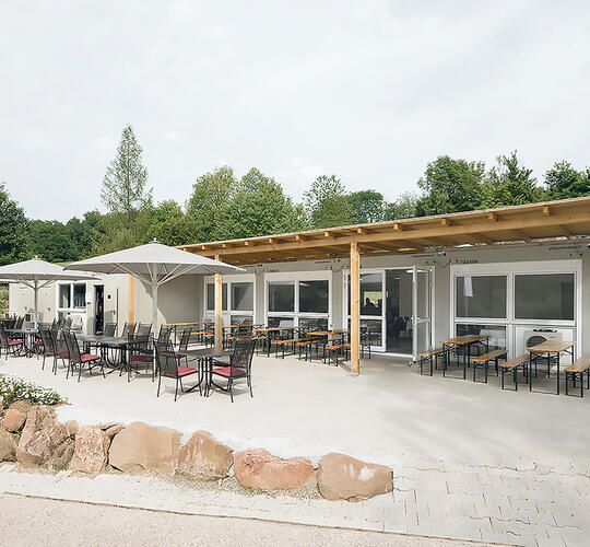 Klubhus med restaurantområde i butikmodul