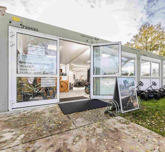 Cykeludlejning i moduler med store glasdøre