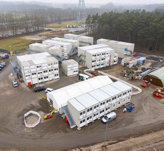 Luftfotoet viser 6 anlæg med byggemoduler