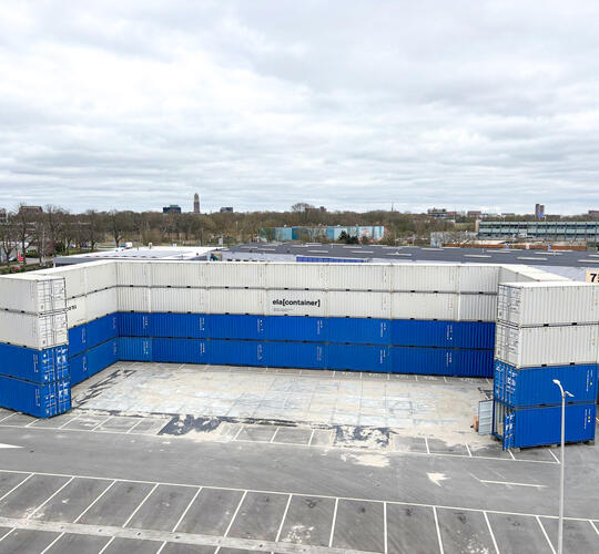 Container væg bestående af hvide og blå stablede containere