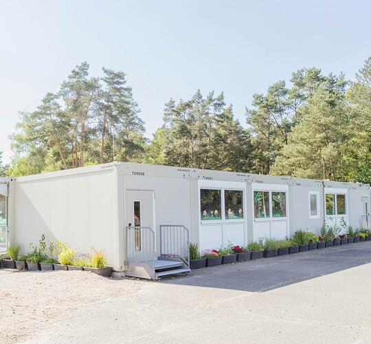 Lyse sammenbyggede moduler med trapper ved indgangene