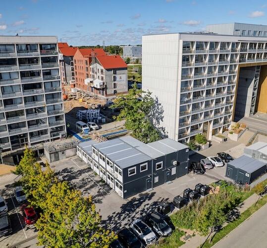 Større modulanlæg i antracitgrå farve