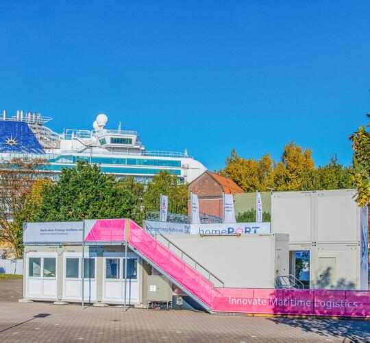 Lysegråt modulbyggeri i Hamborgs havn