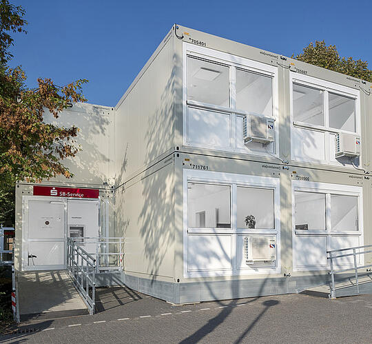 Bankmoduler i to etager med rampe udenfor