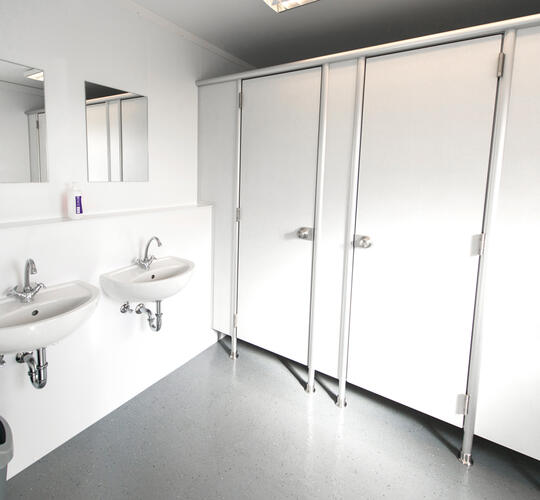 Toiletkabiner og håndvaske med spejle