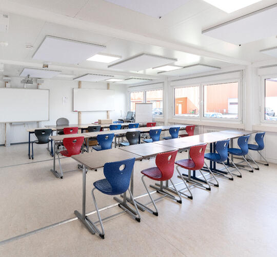Klasseværelse i en skolemodul.