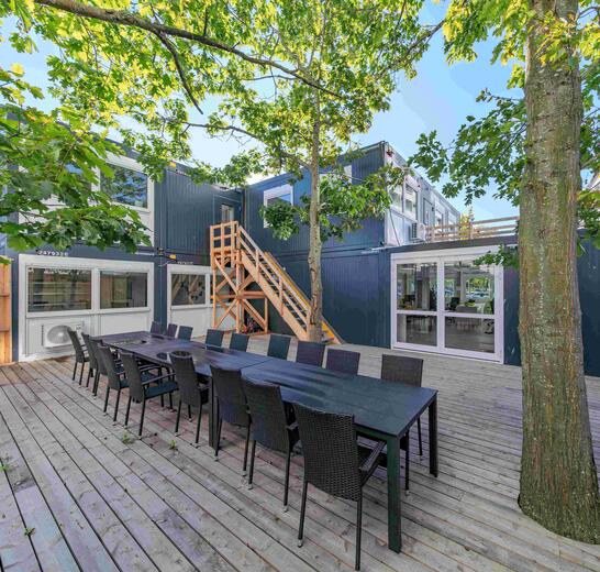 Antracitgrå moduler med en træterrasse