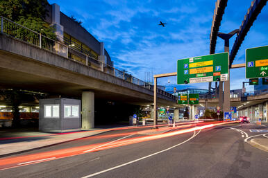 Portvagtmodul ved indkørslen til en lufthavnsparkering