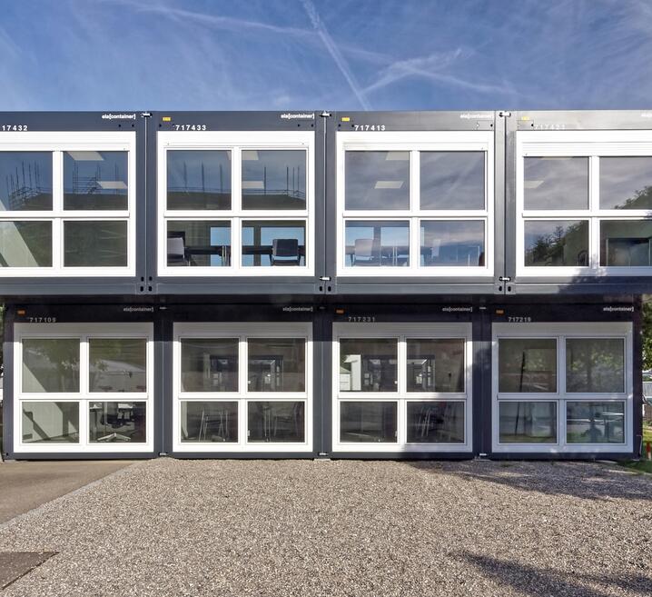 Zweistöckige ELA Containeranlage mit Versatz