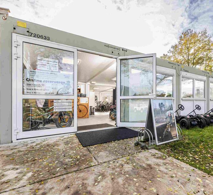 Cykeludlejning i moduler med store glasdøre