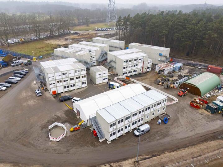 Luftfotoet viser 6 anlæg med byggemoduler