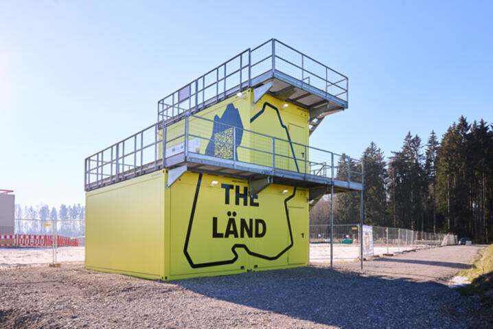 Informationssted bestående af gulmalede moduler