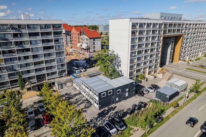 Større modulanlæg i antracitgrå farve