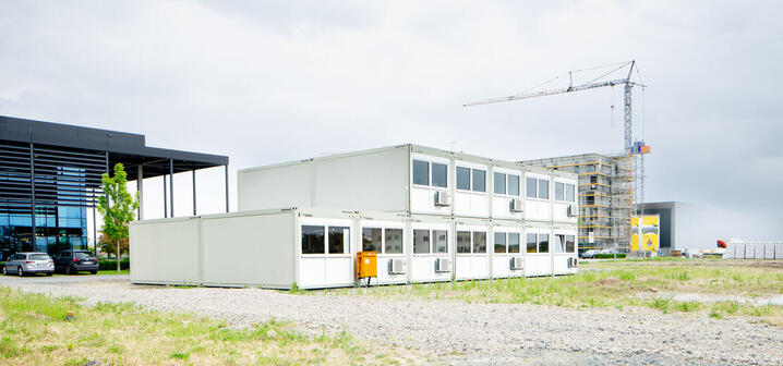 Lysgråt modulanlæg i to etager