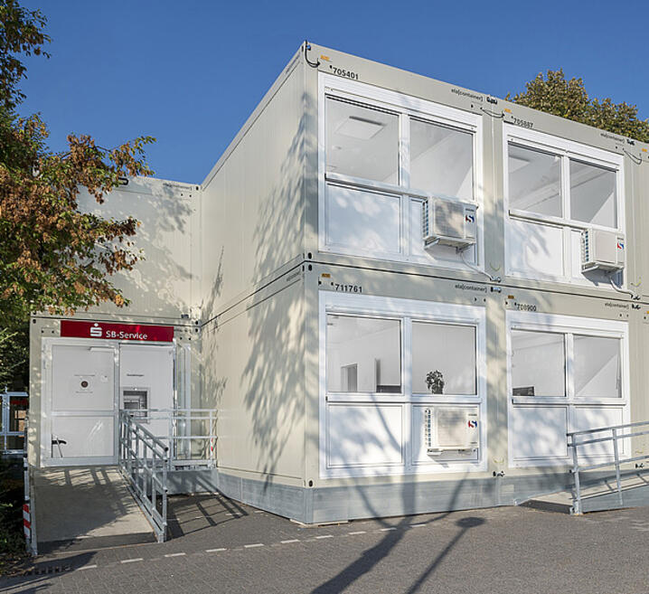 Bankmoduler i to etager med rampe udenfor