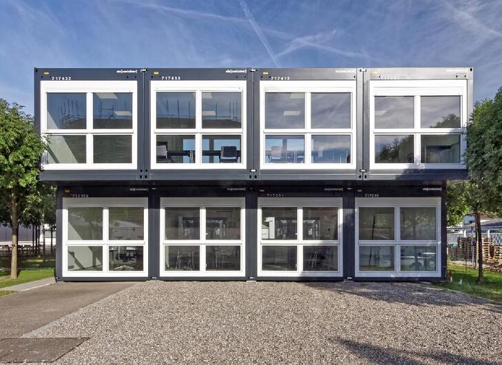 To etager med kontorer og mødelokaler i antracitfarve