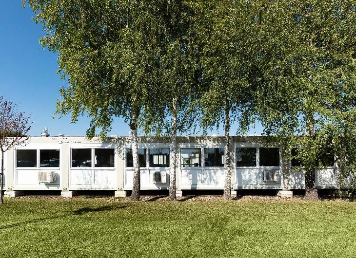 En række sammenkoblede kontormoduler