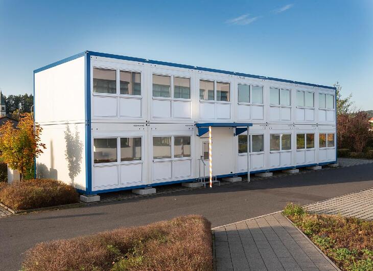 Hvide kontormoduler med blå ramme