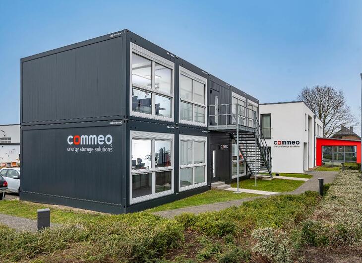 Kontoranlæg i to etager med udvendig trappe