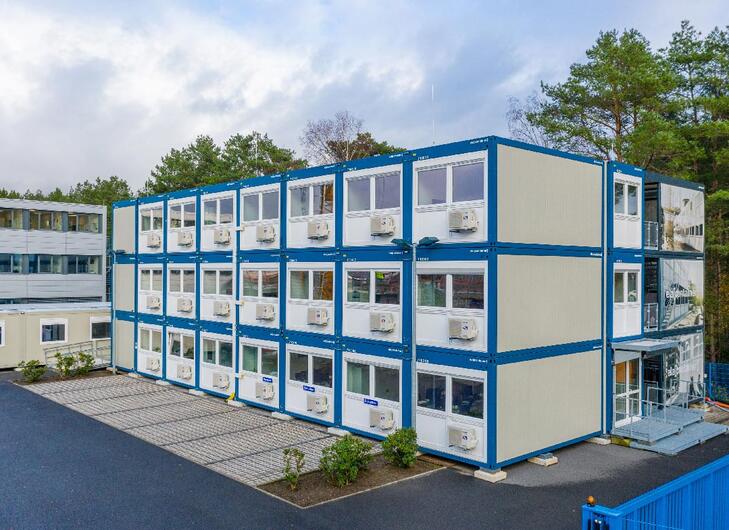 Stor 3-etagers anlæg i gråt og blåt