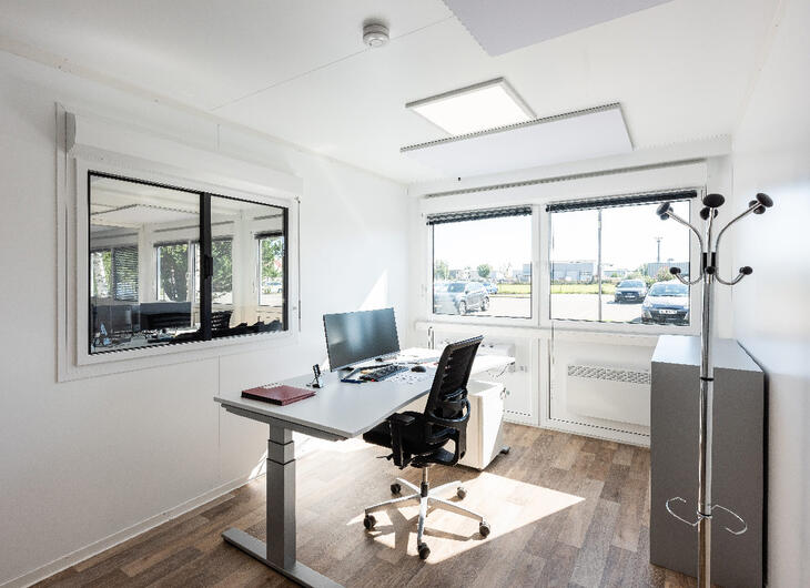 Enkeltkontor med vindue ind til de øvrige kontorarealer