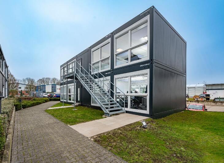 Kontoranlæg med udvendig trappe