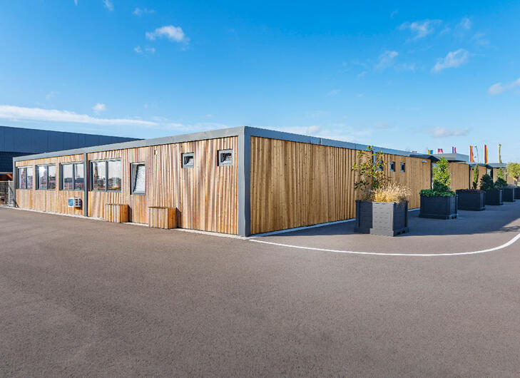 Moderne kontorer med træfacade og grå ramme