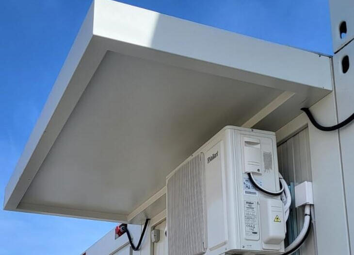 Tagudhæng ved container