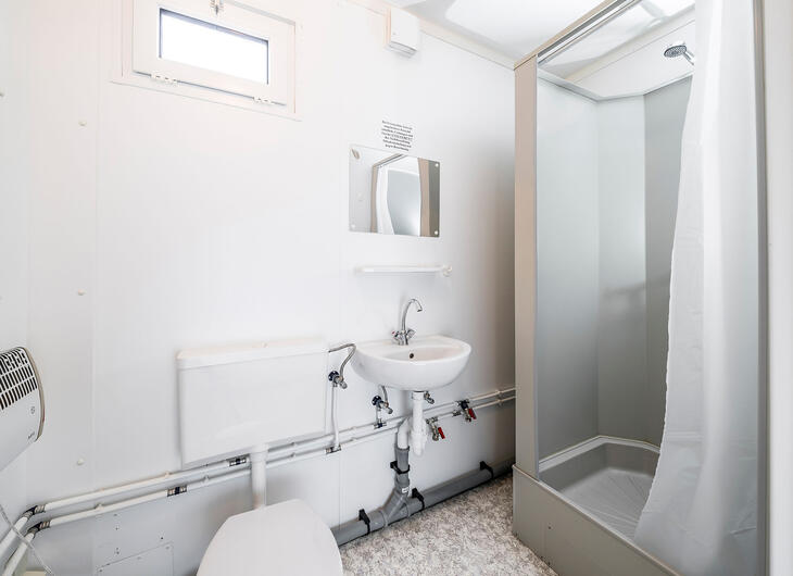 Enkel badeværelse med toilet, vask og bruser