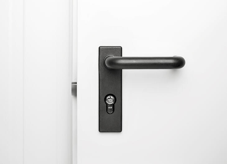 Antipaniklås på dørene