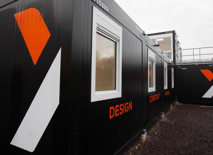 Brandet modulanlæg i sort med logo Brandet modulanlæg i sort med logo