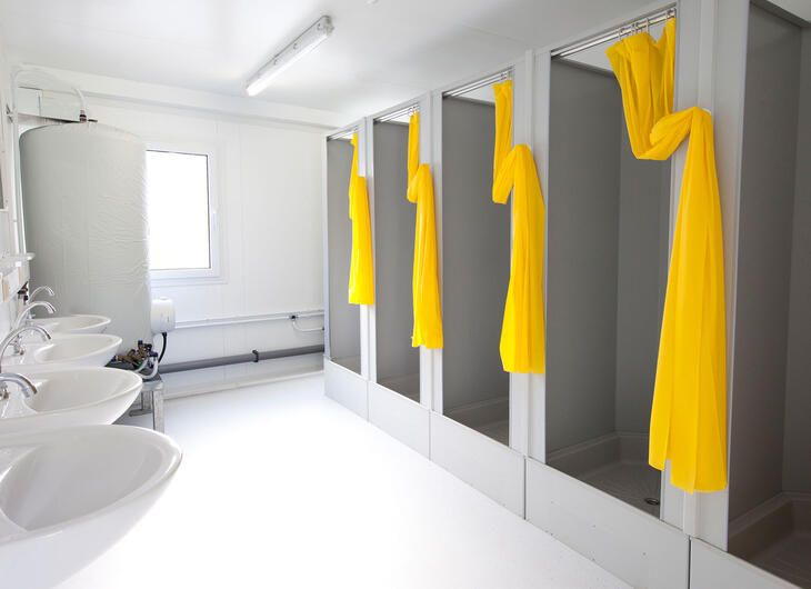 Sanitetsmodul med håndvask og brusekabine