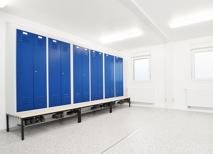 Garderobeskabe og bænke i en modul