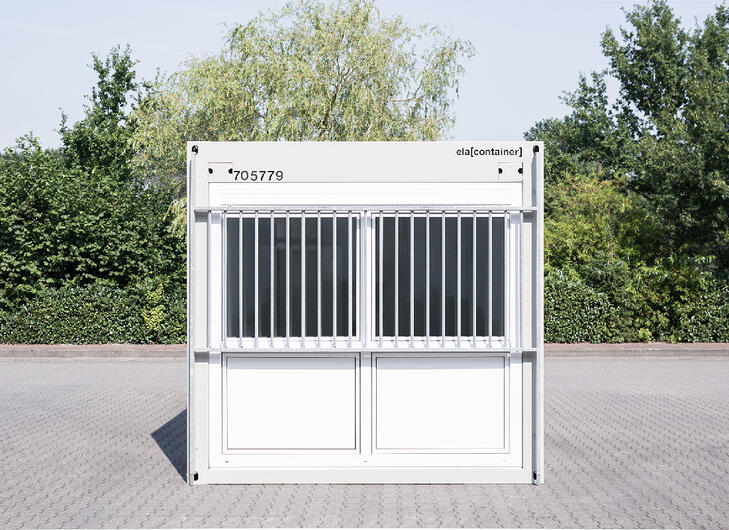 Sanitetsmodul med gitter foran vinduerne