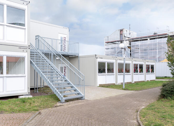 Udvendig side af en modulskole med udvendig trappe til første sal