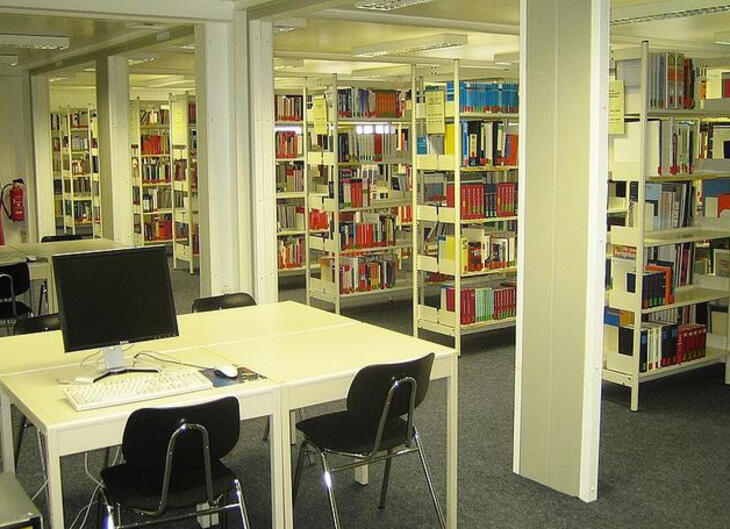 Større bibliotek med bogreoler samt studiepladser