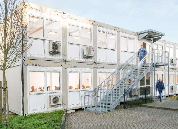 Undervisningslokaler i to etager med udvendig trappe