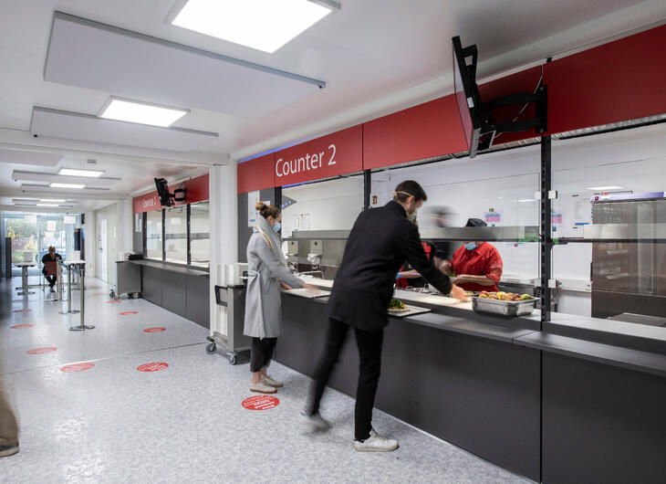 Stor kantine med serveringsområde