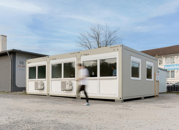 Lille skolebygning bestående af 3 moduler